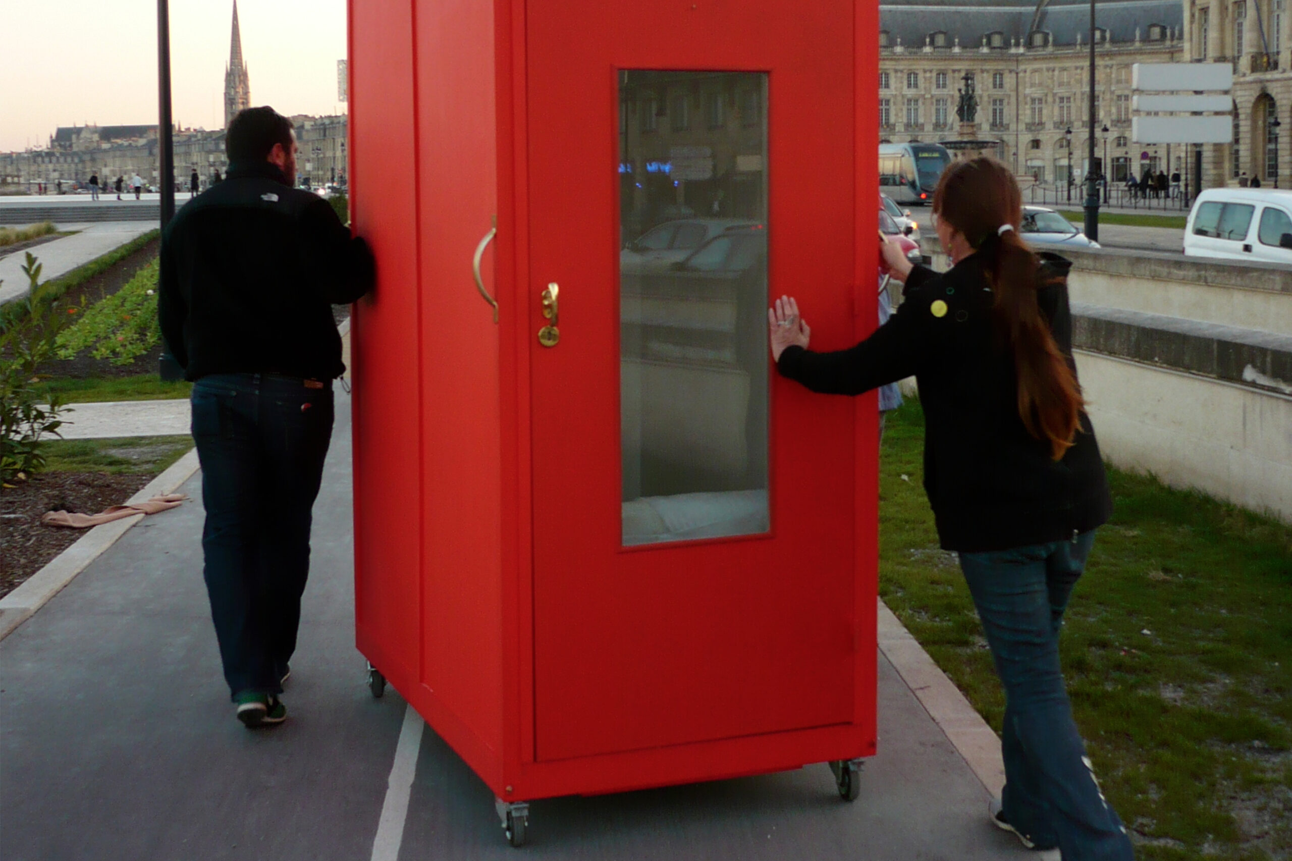 Tinbox #1, Exposition Fractales déployées de Anne-Marie Durou sur le Miroir d'eau & Pont de Pierre, Bordeaux, 2007